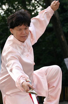 杨美兰师父演示陈式太极单剑 Sifu Yeong Hou Lan demonstrating Chenshi Taijiquan (Taichi) Dan Jian (Sword)